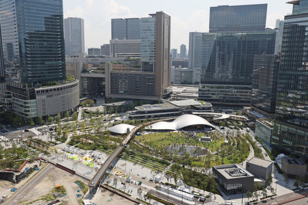 一部が先行開業した「グラングリーン大阪」と「うめきた公園」（中央）＝６日、大阪市北区