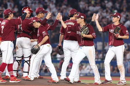 ロッテに勝利し喜ぶ楽天ナイン＝６日、ゾゾマリン