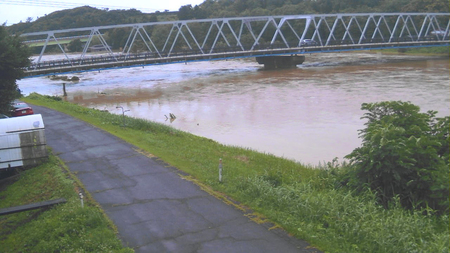 大雨で増水した日向川＝７月２５日、山形県遊佐町（同県提供）