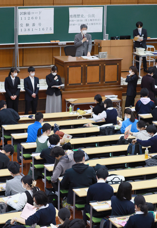 大学入学共通テストに臨む受験生＝１月１３日、東京都文京区