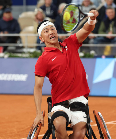 男子シングルス準決勝でプレーする小田凱人＝５日、パリ