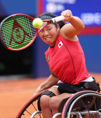 女子シングルス決勝、プレーする上地結衣＝６日、パリ