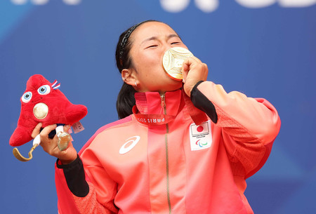 女子シングルスで優勝し金メダルを手にする上地結衣＝６日、パリ