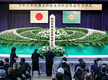 北海道地震の追悼式で献花する遺族ら＝７日午前、北海道厚真町