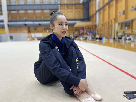 新体操団体日本代表として現役を続ける決意を語る鈴木歩佳＝７日、東京・国立スポーツ科学センター