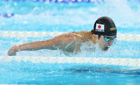 男子１００メートルバタフライ（視覚障害Ｓ１１）決勝で力泳する富田宇宙＝６日、パリ