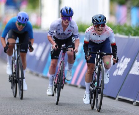 女子個人ロードレース（運動機能障害Ｃ１～３）、ゴール直前で競り合う杉浦佳子（右端）＝７日、パリ郊外