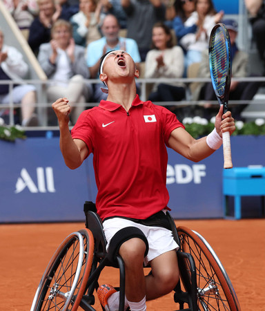 男子シングルス決勝、ポイントを奪いガッツポーズする小田凱人＝７日、パリ