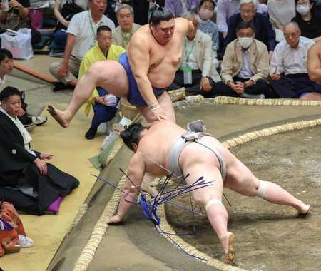 大の里（奥）は熱海富士をはたき込みで下す＝８日、東京・両国国技館