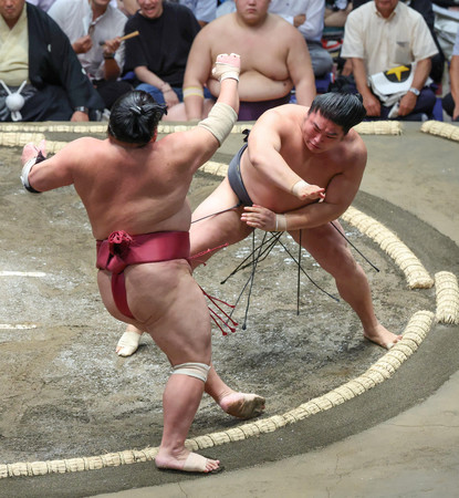 若元春（右）は大栄翔を押し出しで破る＝８日、東京・両国国技館