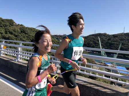 パリパラリンピックに出場したマラソンの道下美里選手（左）と伴走する樋口敬洋さん（樋口さん提供）