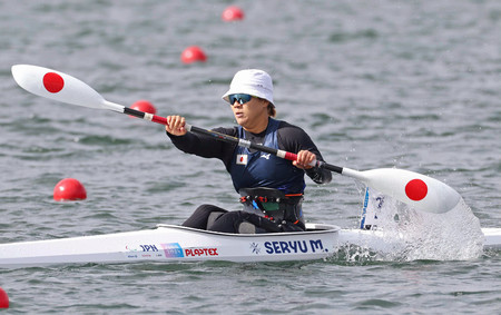 女子カヤックシングル（運動機能障害ＫＬ１）決勝の瀬立モニカ＝８日、ベールシュルマルヌ