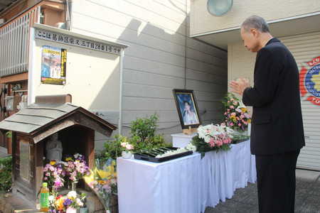 小林順子さんが亡くなった現場跡地で、手を合わせる父賢二さん＝９日午前、東京都葛飾区