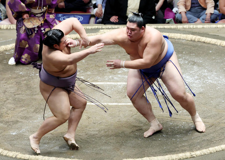 大の里（右）は翔猿を突き出しで下す＝９日、東京・両国国技館