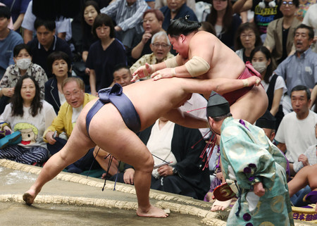 豊昇龍（左）は大栄翔を寄り切りで下す＝９日、東京・両国国技館