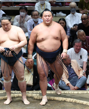 佐田の海に敗れた玉鷲（右）。歴代１位に並ぶ通算連続出場１６３０回を果たした＝９日、東京・両国国技館