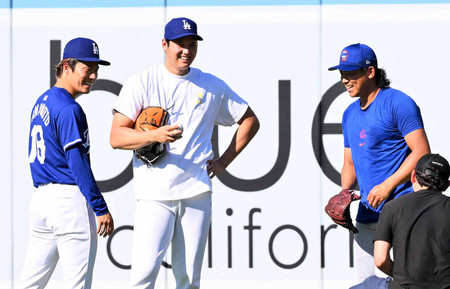 試合前に談笑する、（左から）ドジャースの山本、大谷とカブスの今永＝９日、ロサンゼルス