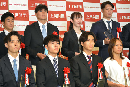 上月スポーツ賞の大賞を受賞した体操男子の岡慎之助（前列左から２人目）、フェンシング男子の飯村一輝（同３人目）ら＝１０日、東京都千代田区