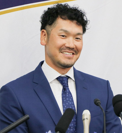 引退会見するオリックスのＴ―岡田外野手＝１０日、京セラドーム大阪