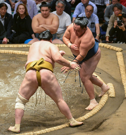 玉鷲（右）は輝を押し出しで下す＝１０日、東京・両国国技館