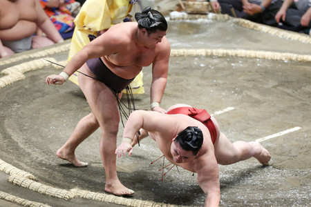 霧島（左）は隆の勝を上手出し投げで下す＝１０日、東京・両国国技館