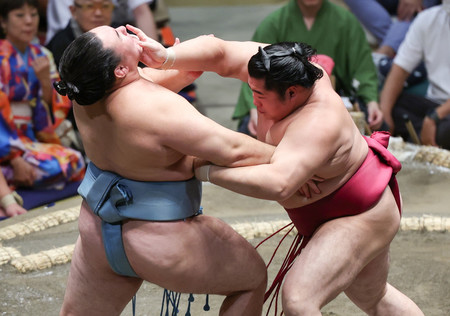 欧勝馬（左）を攻める遠藤＝１０日、東京・両国国技館