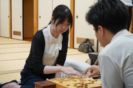 将棋の棋士編入試験で初戦勝利した西山朋佳女流三冠（左）＝１０日午後、東京都渋谷区