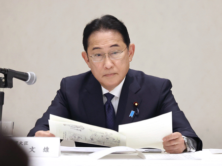 被爆者団体から要望を聞く岸田文雄首相＝８月９日、長崎市