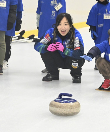 体験会で子どもを指導する藤沢五月＝６月、横浜市内