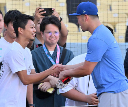 カブスの鈴木（右）と握手するボクシングＷＢＣバンタム級王者の中谷潤人＝１０日、ロサンゼルス