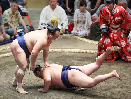 宝富士（左）は北の若をはたき込みで下す＝１１日、東京・両国国技館