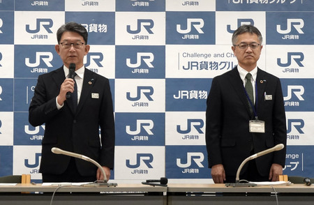 定例記者会見で、データ改ざん問題について謝罪するＪＲ貨物の犬飼新社長（左）＝１１日午後、東京都渋谷区