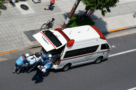 救護活動中の救急車と救急隊員（資料写真）