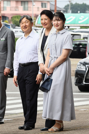 ＪＲ那須塩原駅に到着された天皇、皇后両陛下と長女愛子さま＝１２日午後、栃木県那須塩原市（代表撮影）