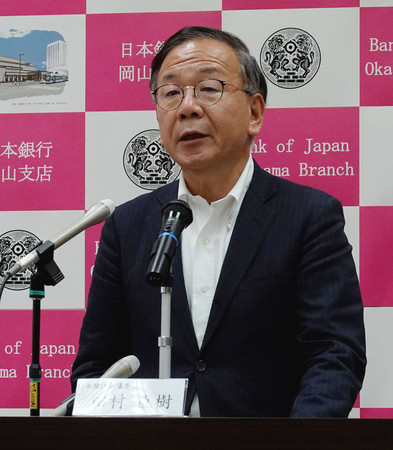 記者会見する日銀の田村直樹審議委員＝１２日午後、岡山市