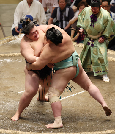 琴桜（右）を攻める王鵬＝１２日、東京・両国国技館