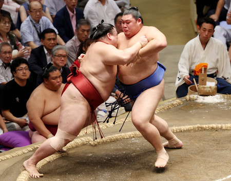 大の里（右）は隆の勝を押し出しで下す＝１２日、東京・両国国技館