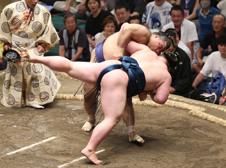 高安（奥）は白熊を上手投げで下す＝１２日、東京・両国国技館