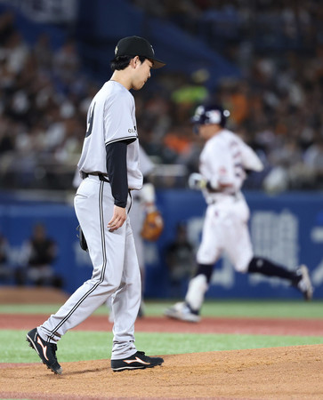 １回、ヤクルトの村上（右奥）に先制３ランを打たれた巨人先発の山崎伊＝１３日、神宮