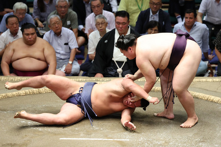 王鵬（右）は豊昇龍をすくい投げで破る＝１３日、東京・両国国技館