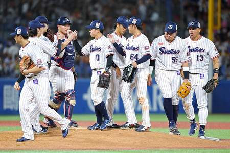 巨人に勝利し、喜ぶヤクルトナイン＝１３日、神宮