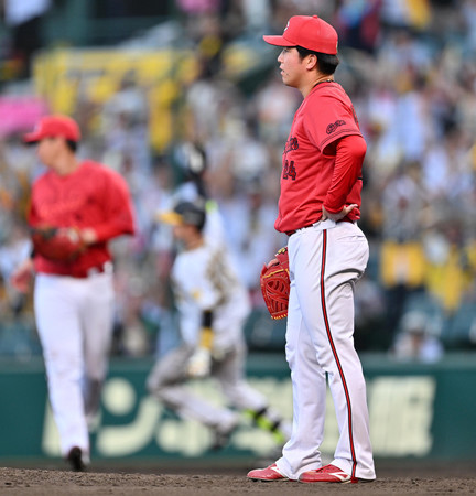 ９回、阪神の中野にサヨナラ打を打たれた広島の黒原＝１４日、甲子園