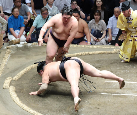 王鵬（奥）は阿炎を突き落としで破る＝１４日、東京・両国国技館