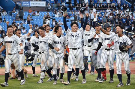 慶大１回戦でサヨナラ勝ちし、喜ぶ立大の選手たち＝１４日、神宮球場