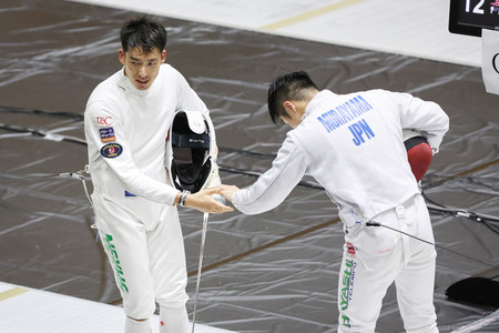 男子エペ準々決勝で敗れた見延和靖（左）＝１４日、静岡・沼津市総合体育館