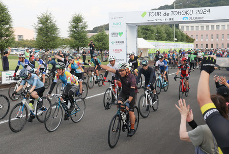 東日本大震災からの復興などを支援する自転車イベント「ツール・ド・東北２０２４」でスタートする参加者ら＝１５日午前、宮城県石巻市