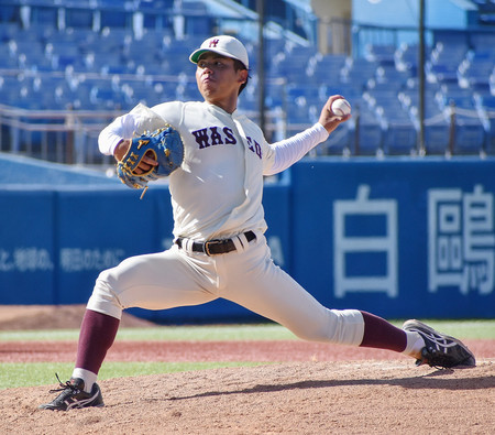 東大２回戦で力投する早大の宮城＝１５日、神宮球場