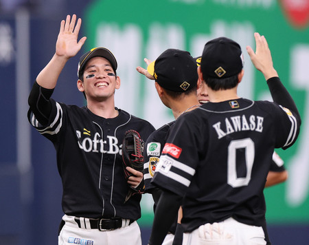 オリックスに勝ち、喜ぶソフトバンクの栗原（左）ら＝１５日、京セラドーム