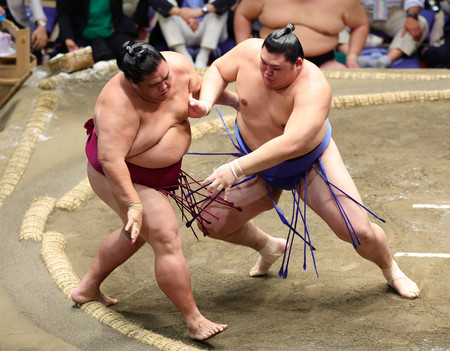 大の里（右）は御嶽海を押し出しで下す＝１５日、東京・両国国技館