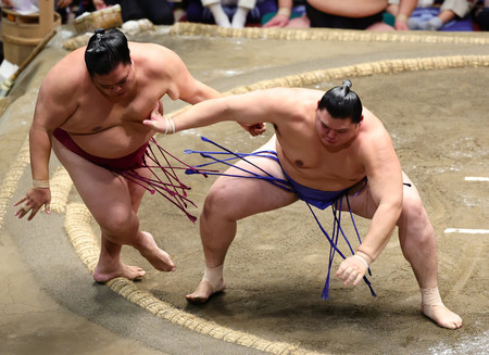 大の里（右）は御嶽海を押し出しで下し、勝ち越しを決める＝１５日、東京・両国国技館